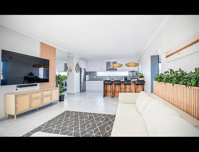 5 BEDROOM FREESTANDING FOR SALE IN BLOUBERG RISE